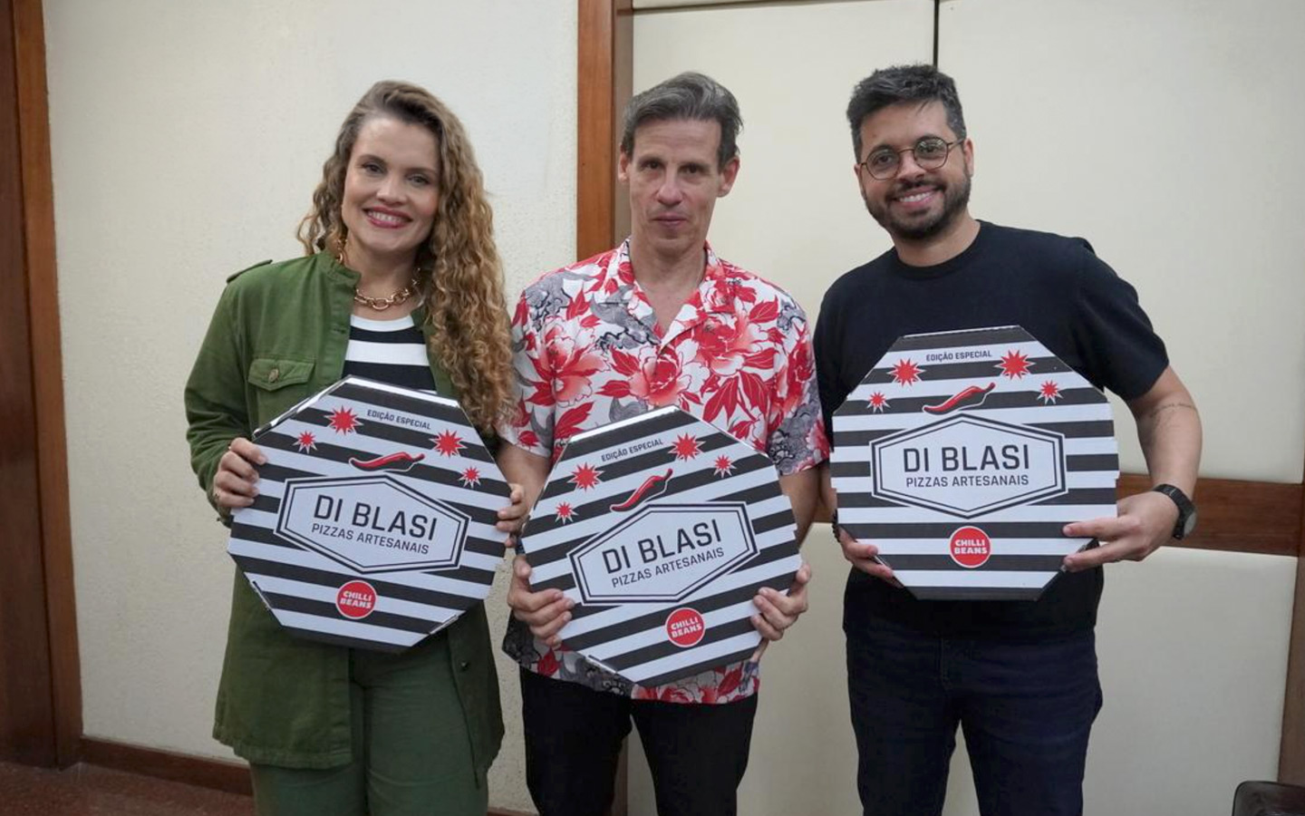 Da esquerda para a direita: Mary Martins - Diretora da Di Blasi Pizzas, Caito Maia - fundador e CEO da Chilli Beans; e Marcel Gignon, Diretor de Marketing da Chilli Beans - Créditos: Divulgação